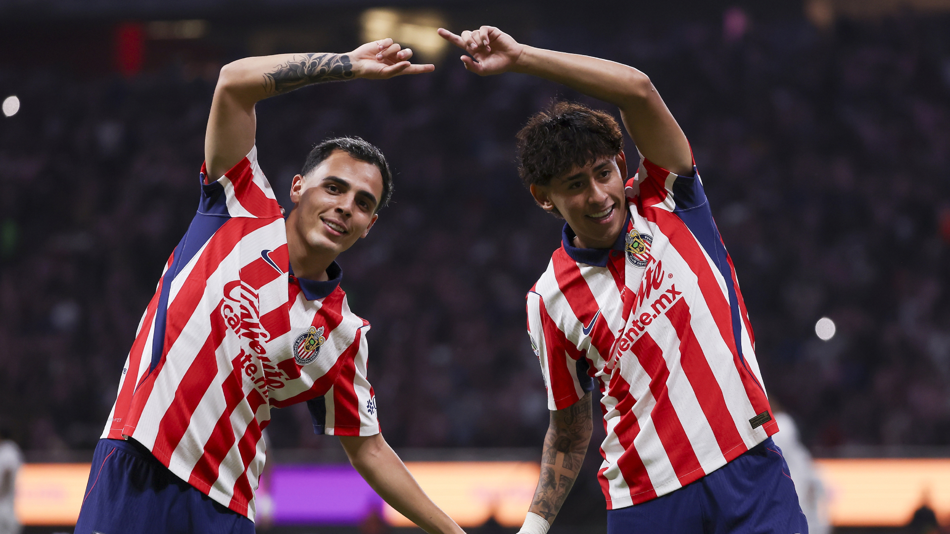 Jugadores de Chivas en un partido de Liga MX